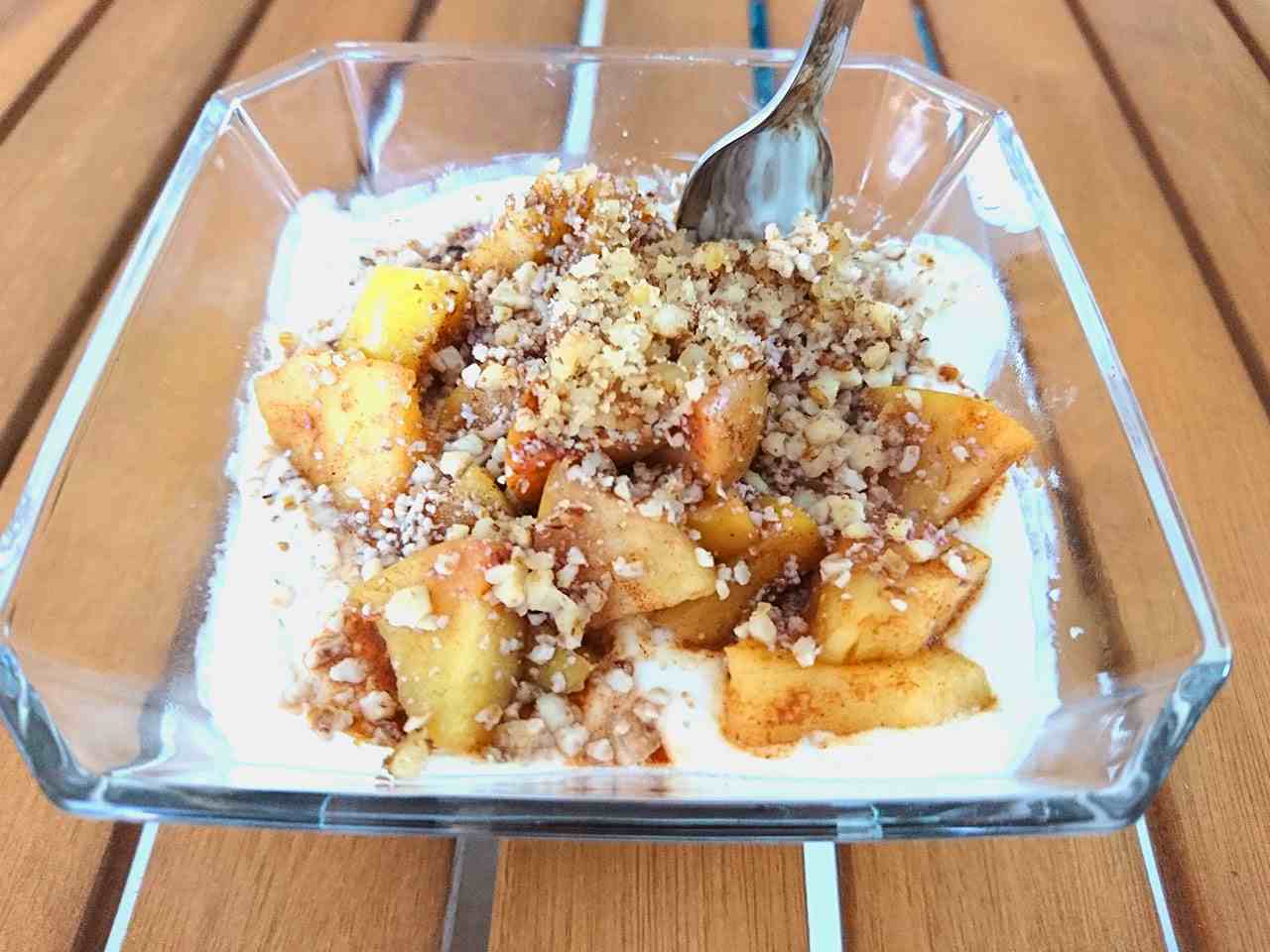 Tvarohový dezert s pečenými jablkami a škoricou