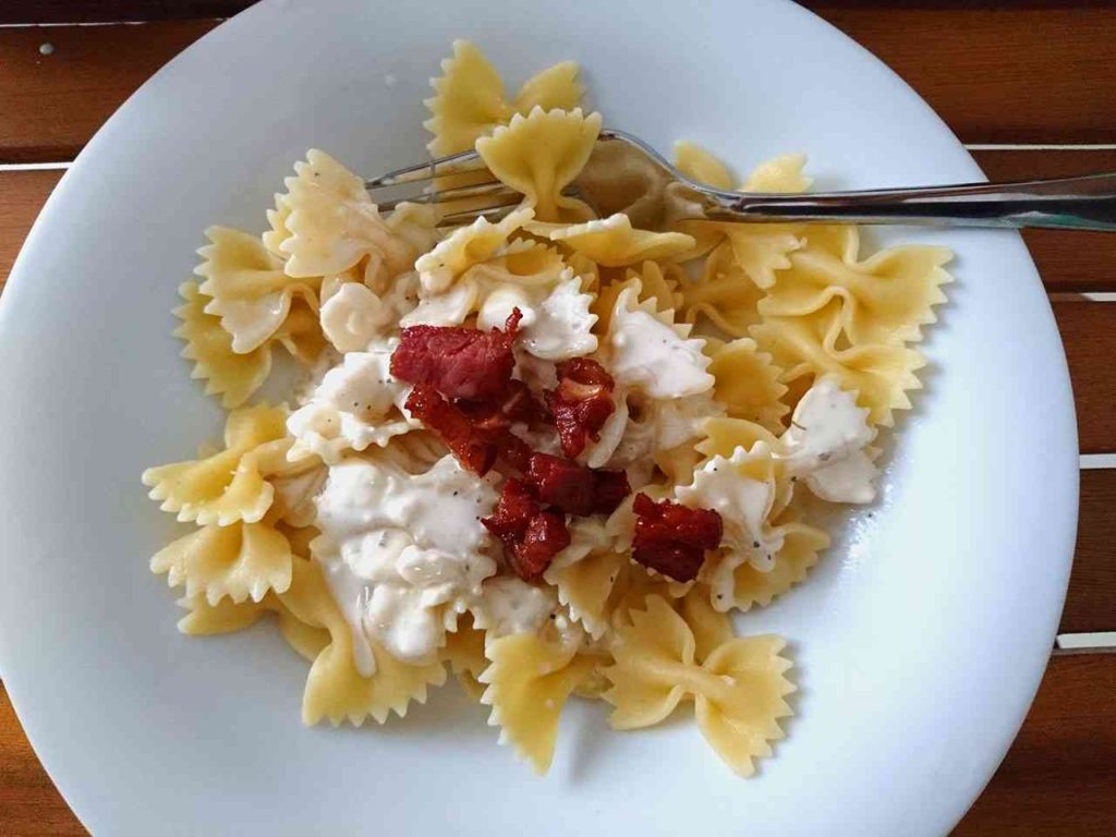 Cestoviny so syrovou omáčkou a slaninkou