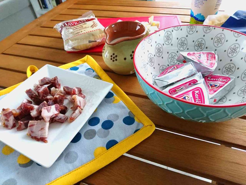 Cestoviny so syrovou omáčkou a slaninkou