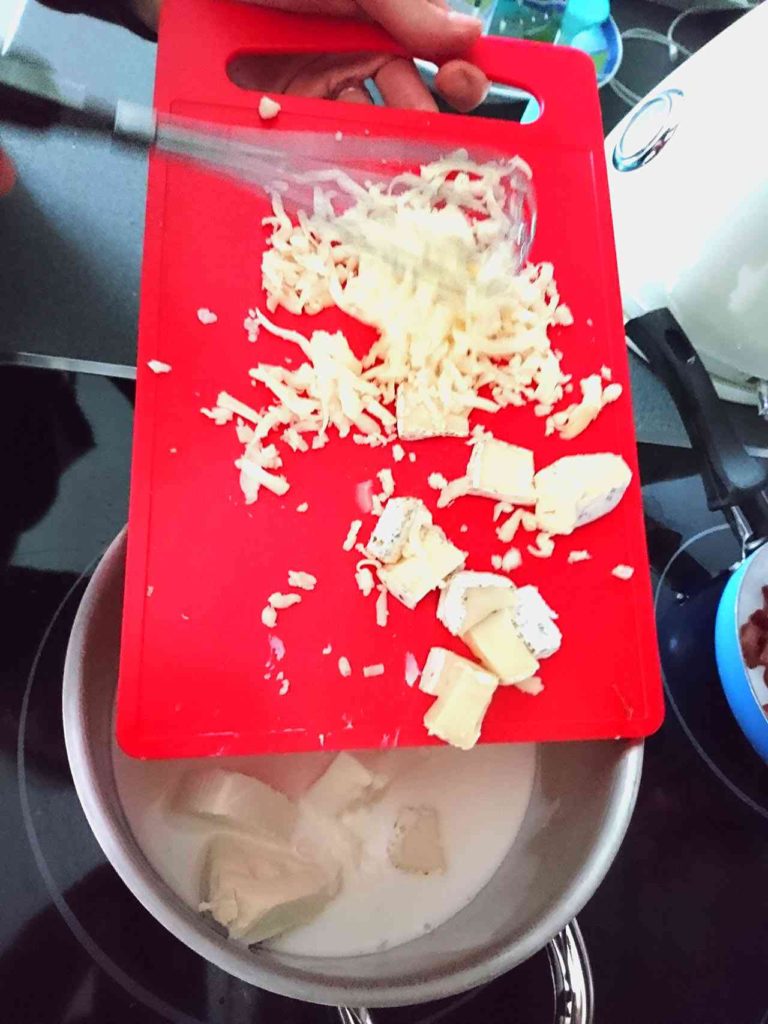 Cestoviny so syrovou omáčkou a slaninkou