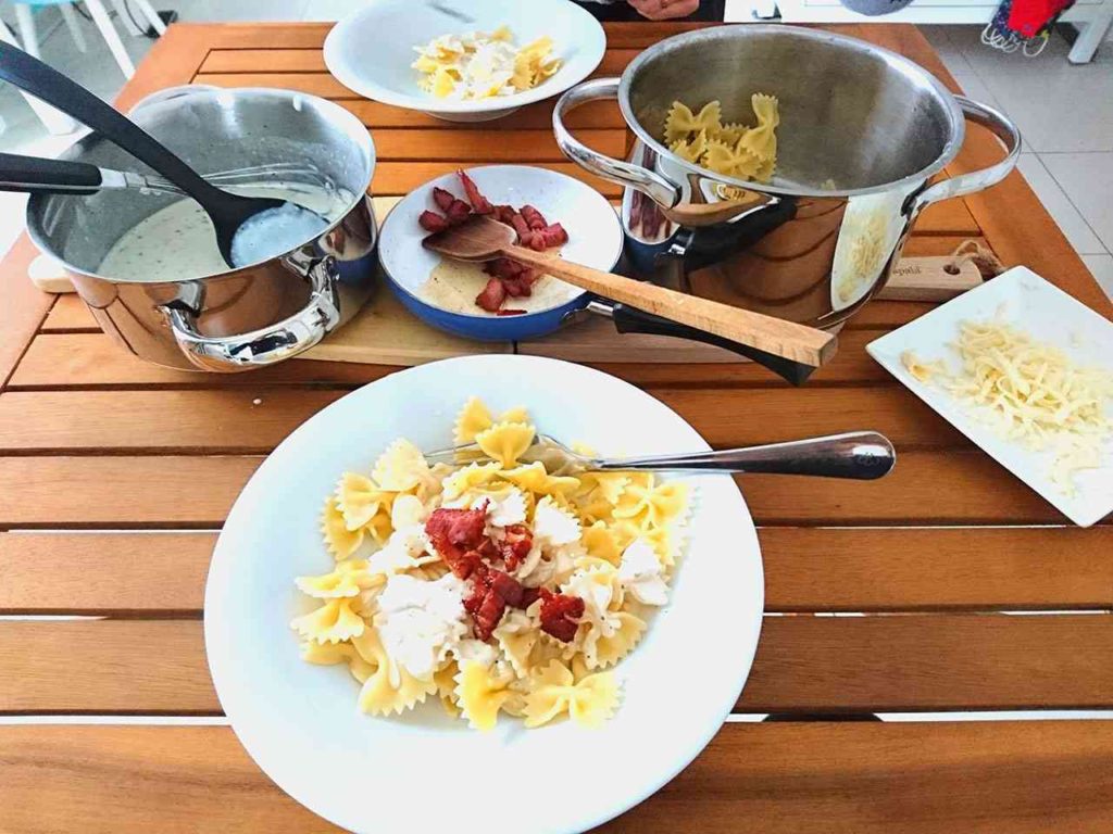 Cestoviny so syrovou omáčkou a slaninkou