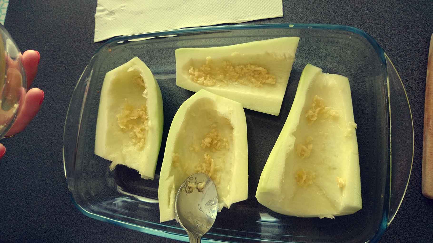 Zapekaná cuketa so syrom - potieranie cesnakom