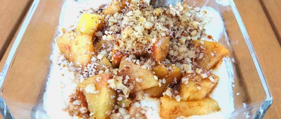 Tvarohový dezert s pečenými jablkami a škoricou