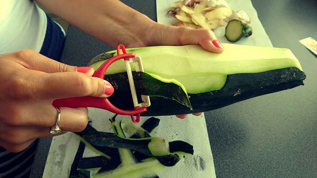 Zapekaná cuketa so syrom - šúpanie cukety