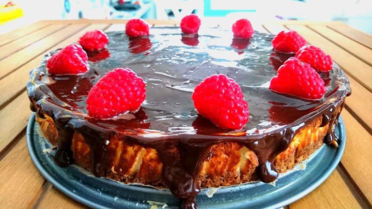 Cheesecake z tvarohu s malinami a čokoládou
