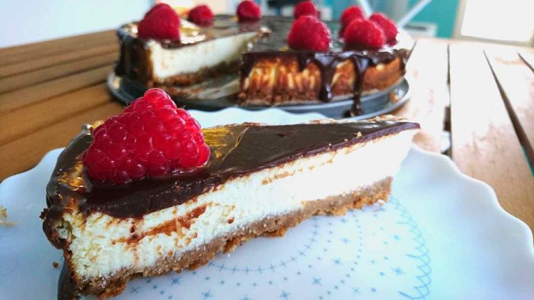 Tvarohový cheesecake s čokoládou a malinami