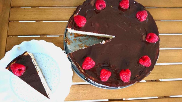 Tvarohový cheesecake s malinami a čokoládou