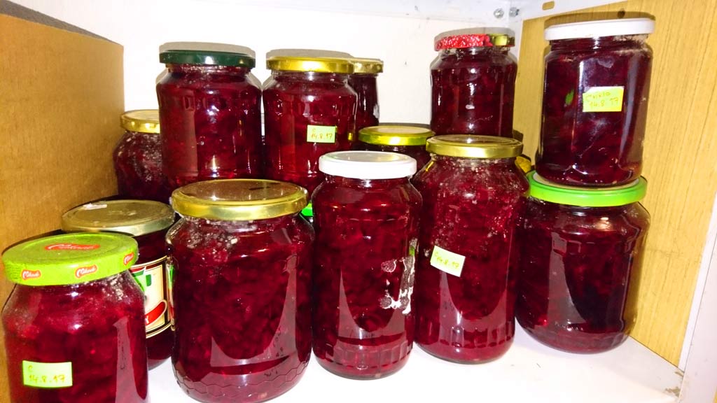 červená repa v pohároch