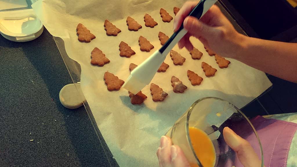 Medovníky potierame žĺtkom