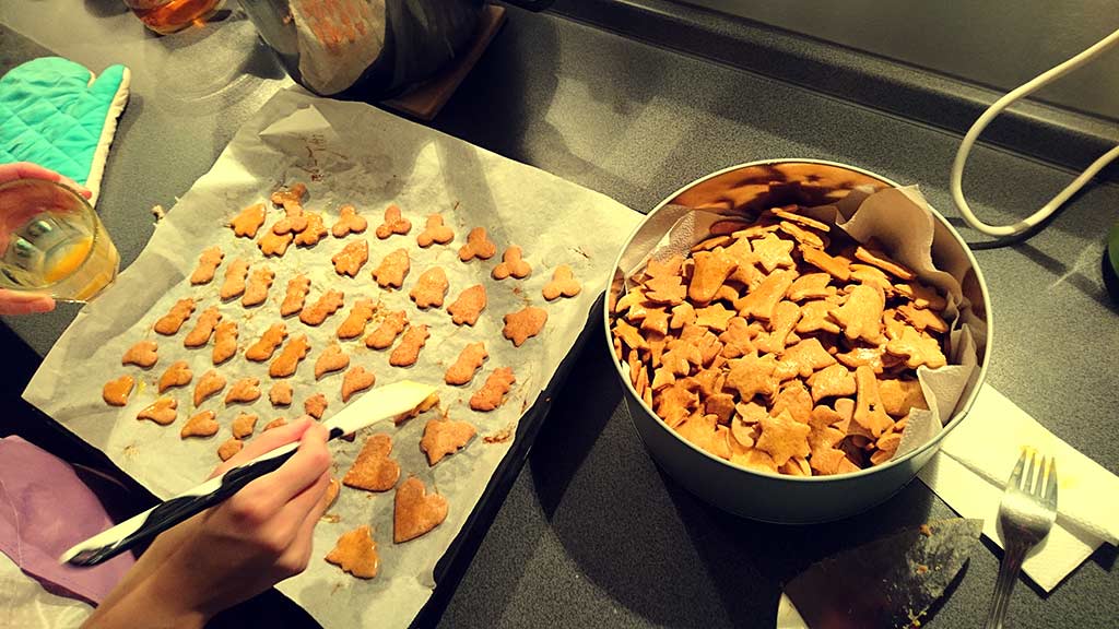 Medovníky potierame žĺtkom s mliekom