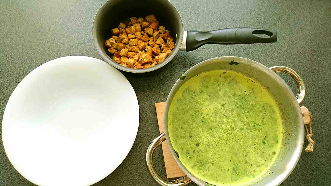 Polievka z medvedieho cesnaku a krutónmi