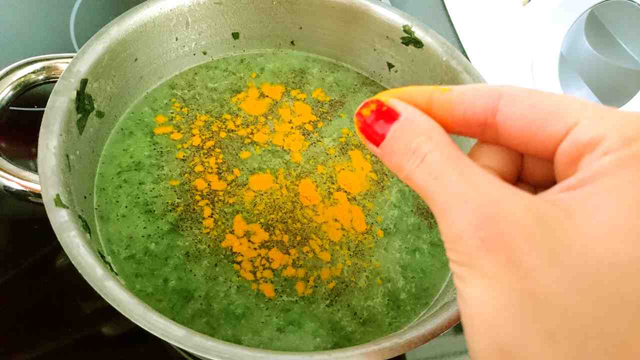 Listy medvedieho cesnaku s kurkumou