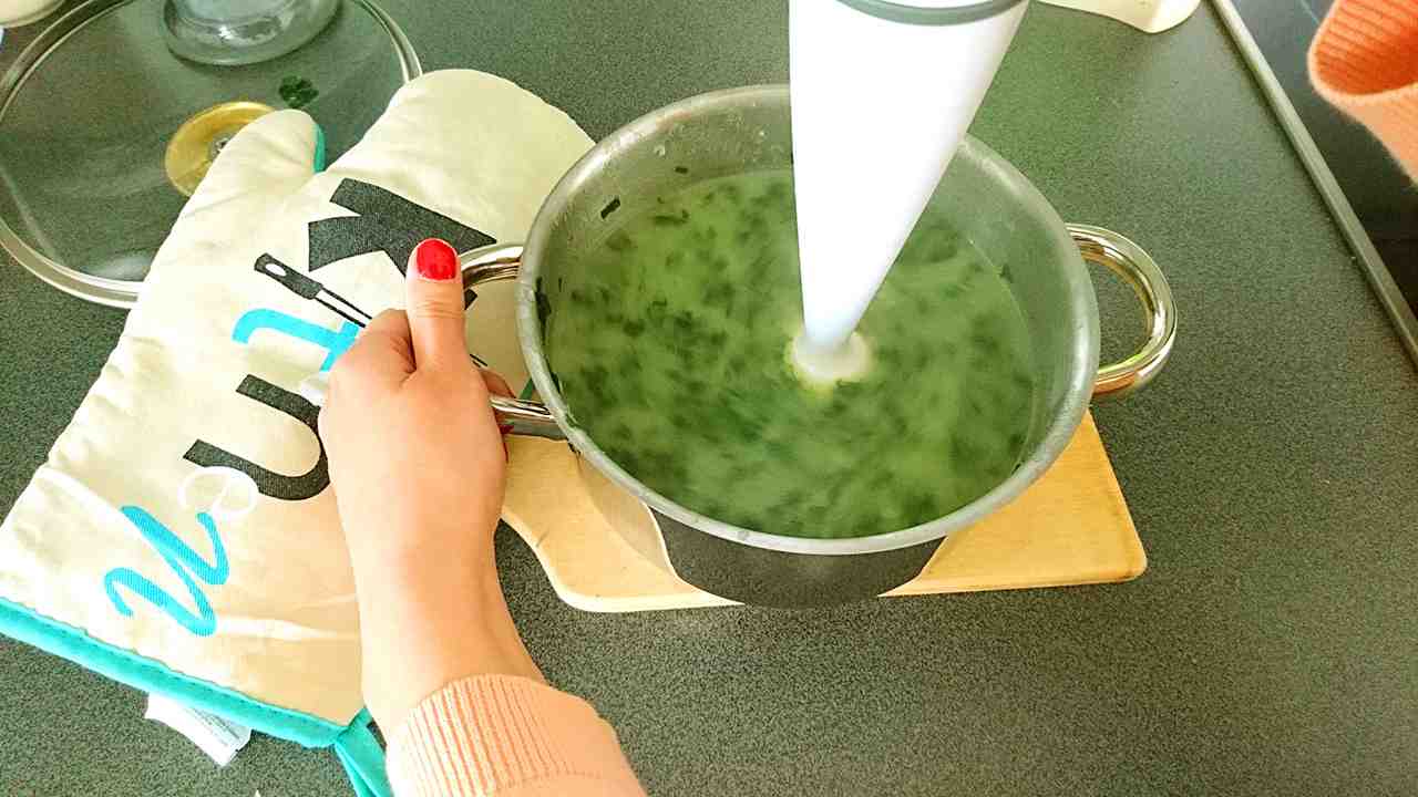 Polievka z medvedieho cesnaku - ponorný mixér