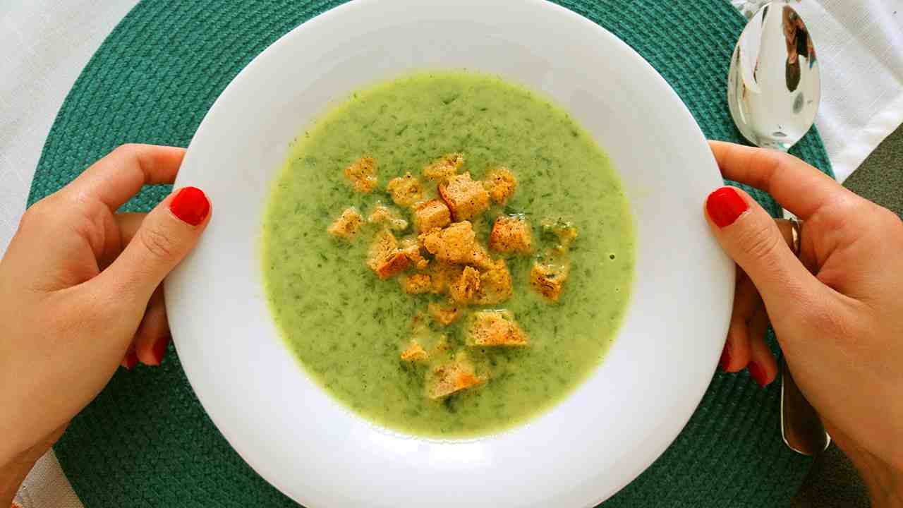 Polievka z medvedieho cesnaku