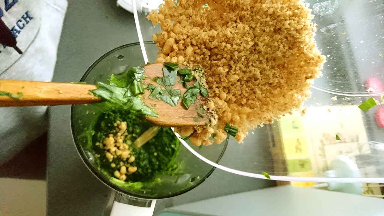 Medvedi cesnak, orechy