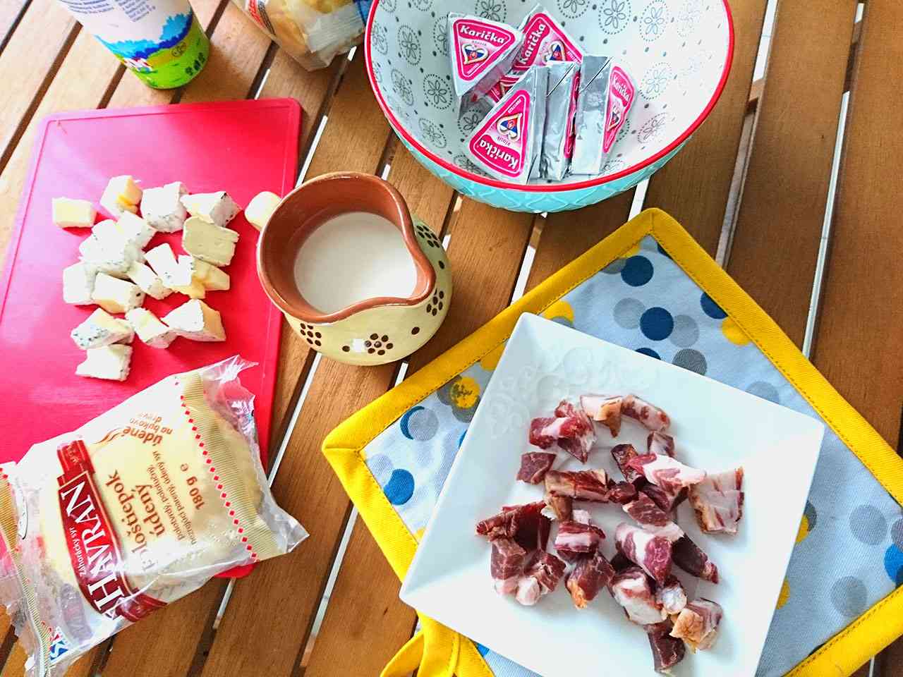 Cestoviny so syrovou omáčkou a slaninkou