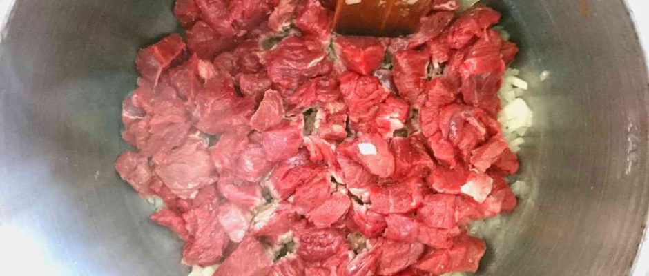 Hovädzie na kocky v kuchte