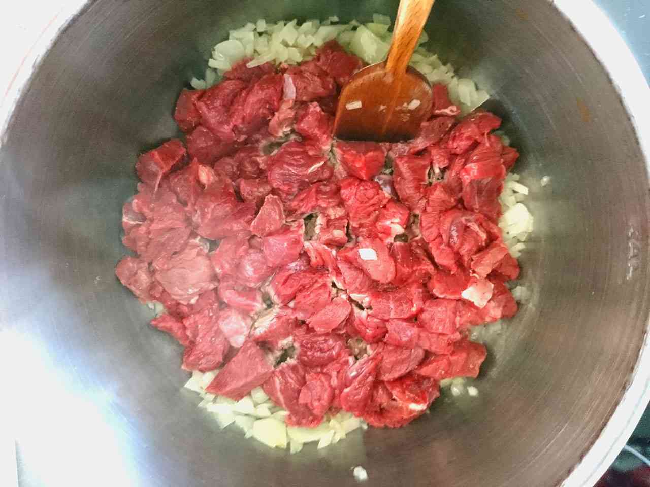 Hovädzie na kocky v kuchte