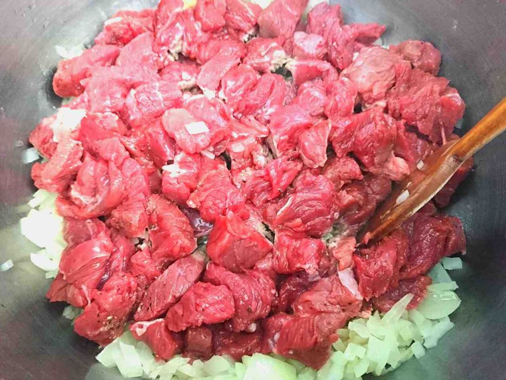 Hovädzie mäso na cibuľke