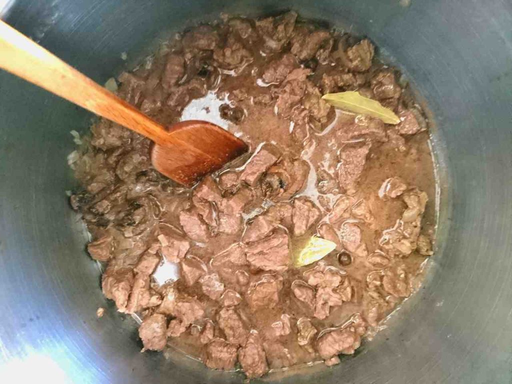 Hovädzie mäso v kuchte