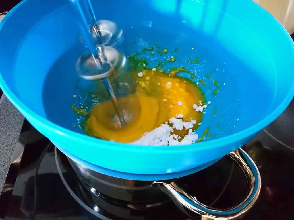 Vajecny liker zo salka - vajíčka s cukrom