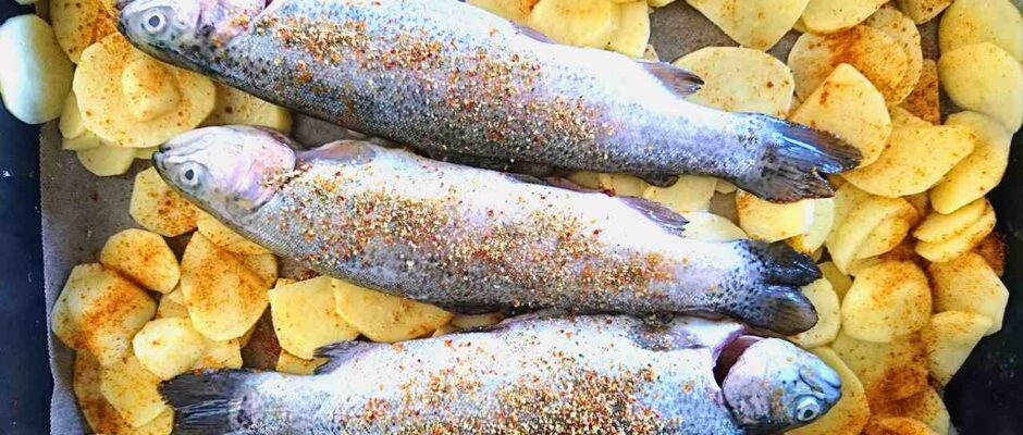 Pečený pstruh v rúre so zemiakmi