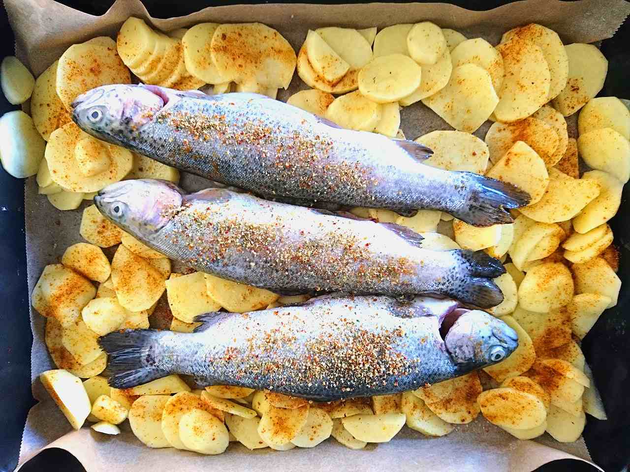 Pečený pstruh v rúre so zemiakmi