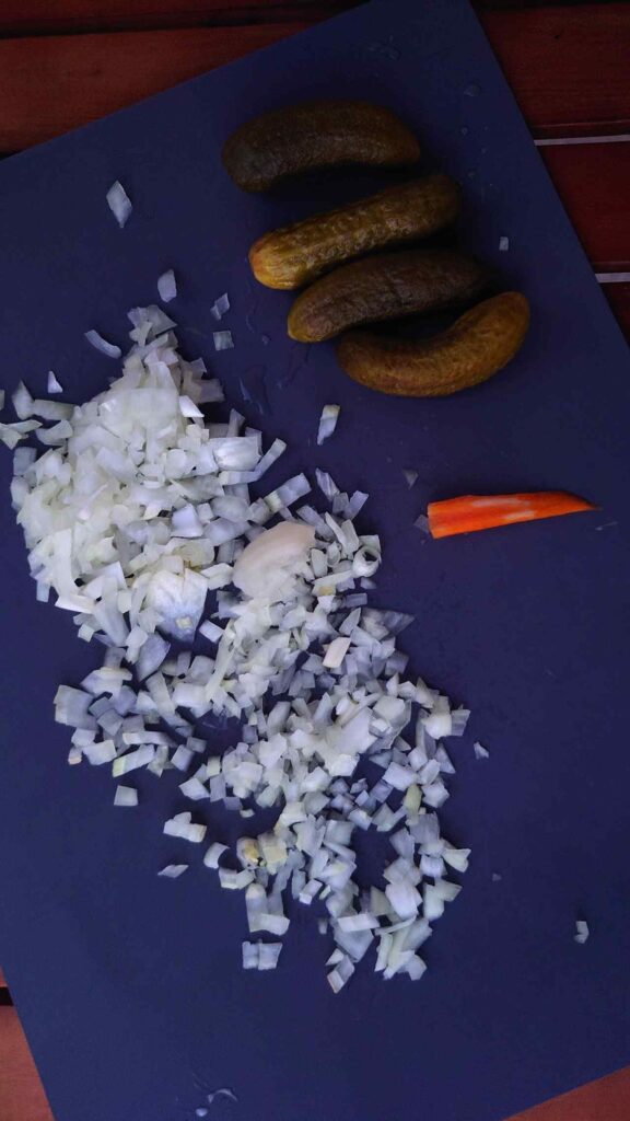 suroviny na vianočný zemiakový šalát